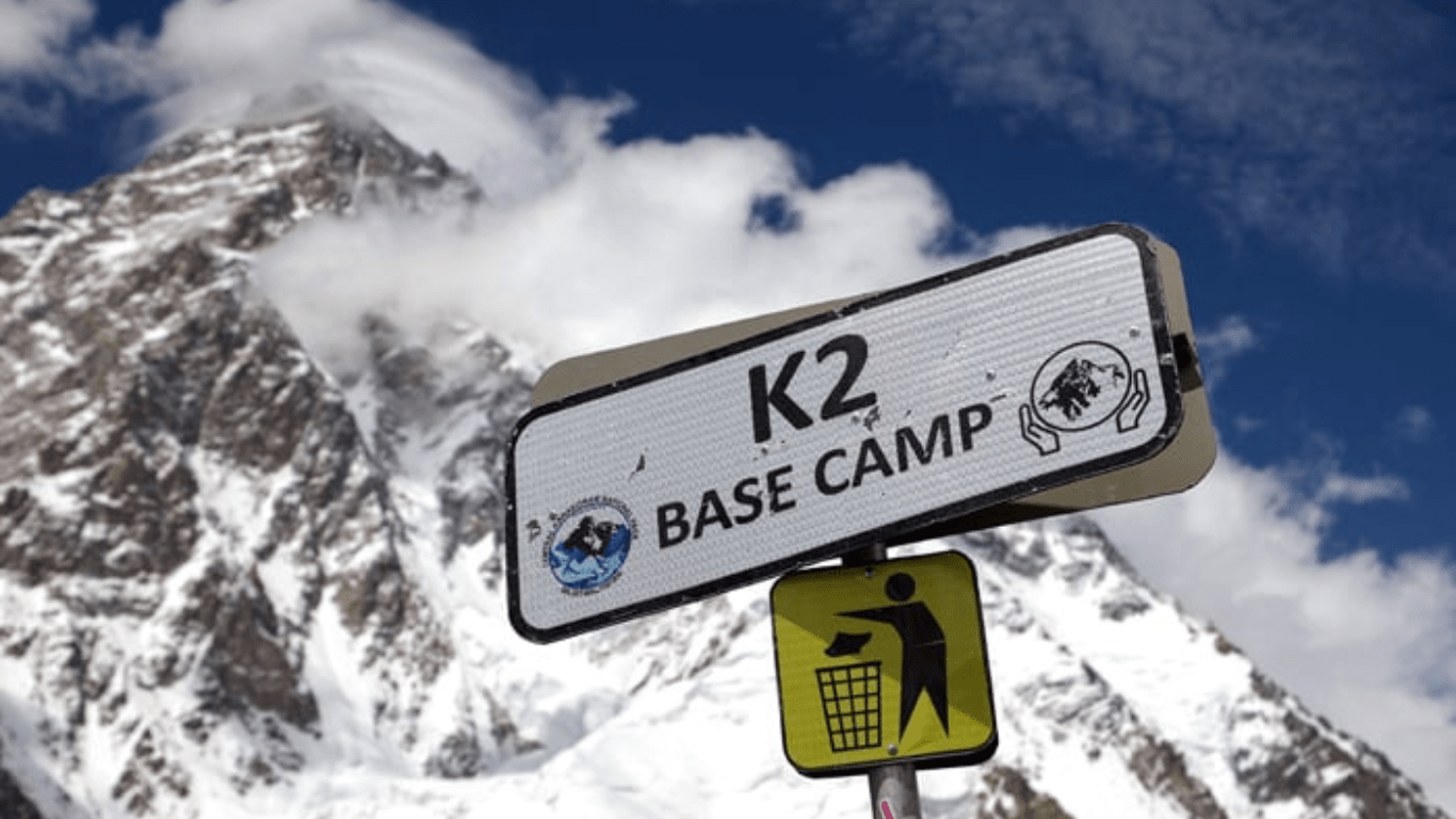 pakistan army and mountaineers set world record with massive flag at k2 base camp