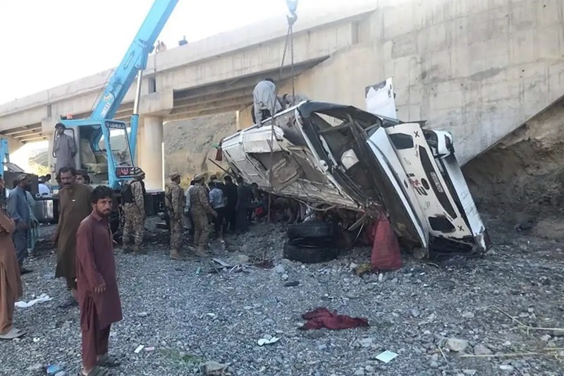 tragic bus accident in pakistan leaves 28 dead