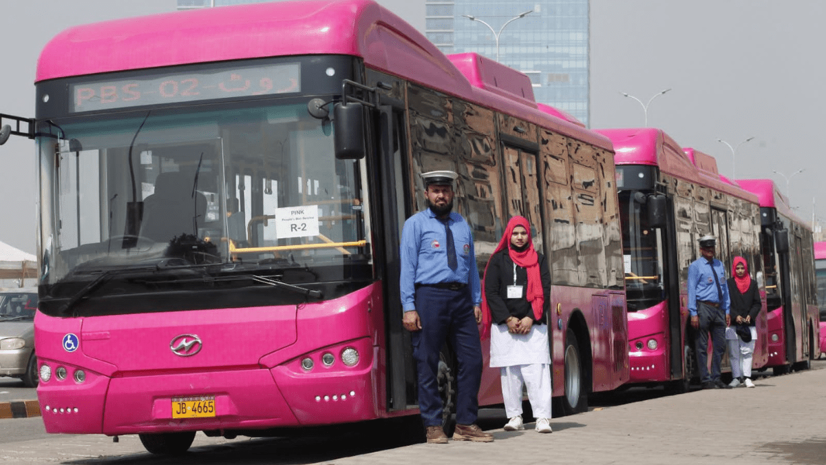 fatal pink bus accident in karachi one killed